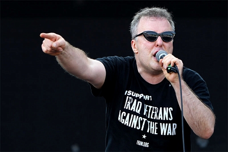 jello biafra hat ein shirt, auf dem steht: i support iraq veterans against the war